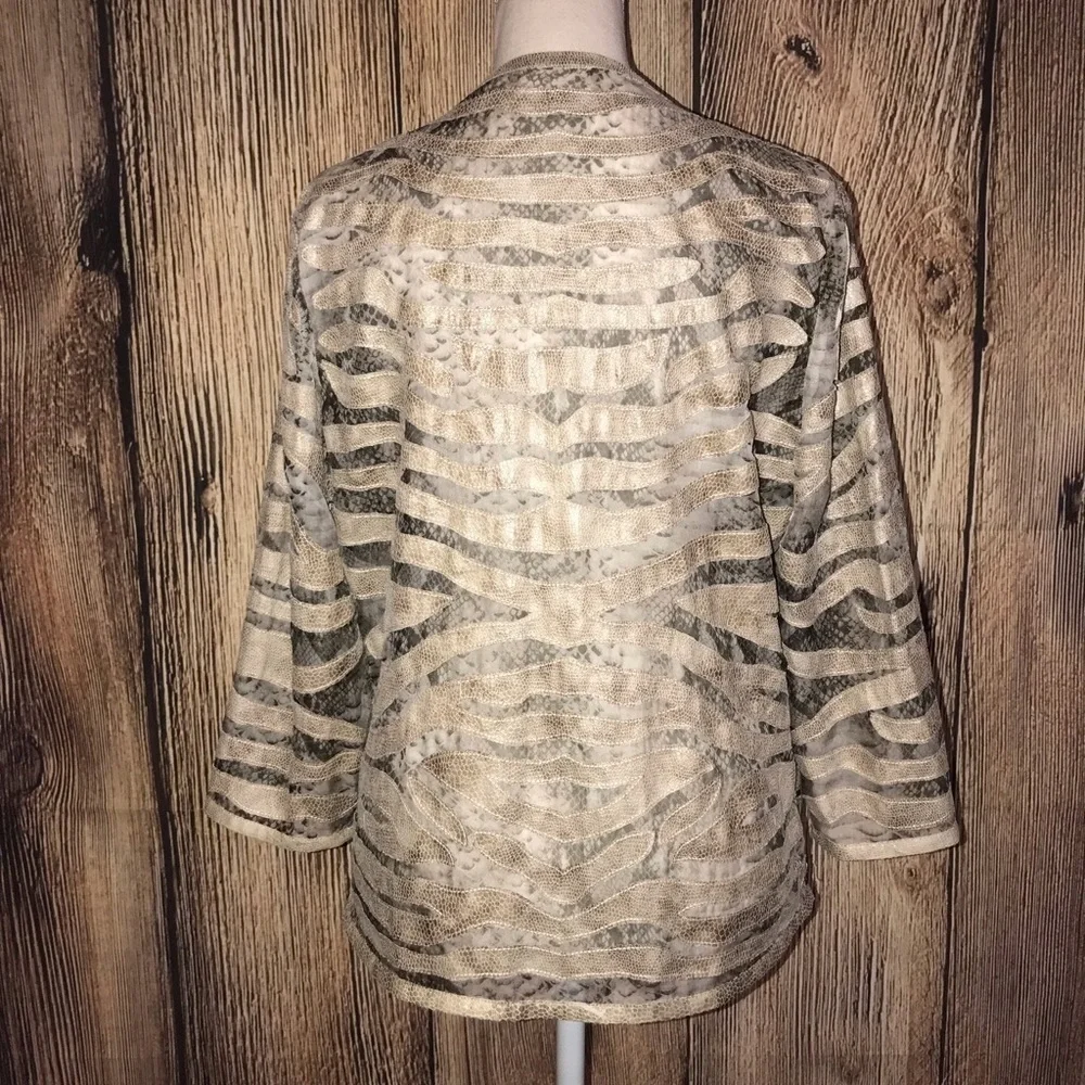 CHICOS SIZE 0 MEDIUM OPEN FRONT GRAY AND TAN JACKET SNAKESKIN-LOOK